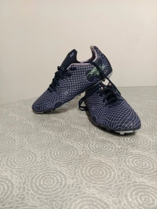 Zapatillas de fútbol negras , naranjas y moradas