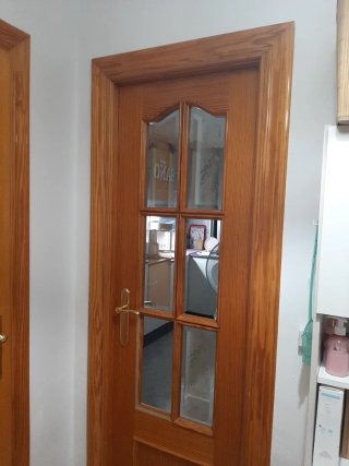 Puerta de madera con cristal