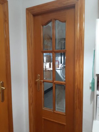 Puerta de madera con cristal