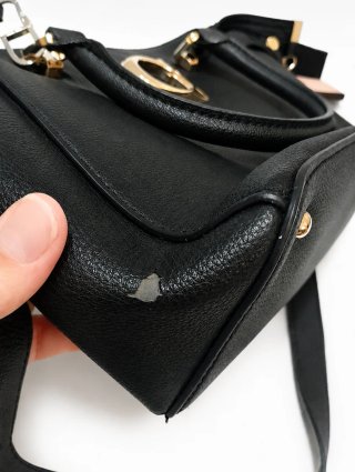 Bolso Guess Negro Detalles Dorados