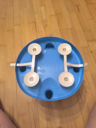 Asiento bañera bebé azul con juguetes.