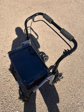 Andador con cajón (muy útil en interiores tambien