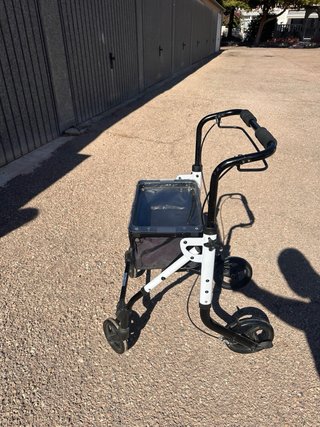 Andador con cajón (muy útil en interiores tambien