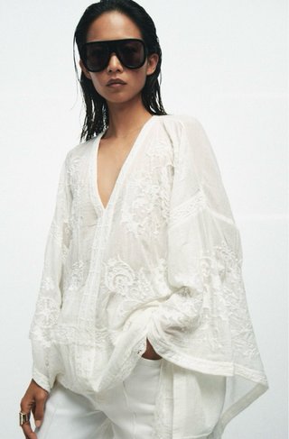 Blusa capa bordada blanca
