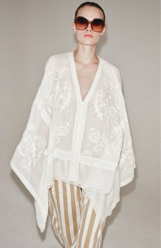 Blusa capa bordada blanca