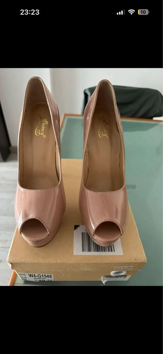 Zapatos de tacón rosa peep toe