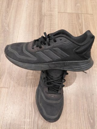 Zapatillas Adidas Negras y Rojas