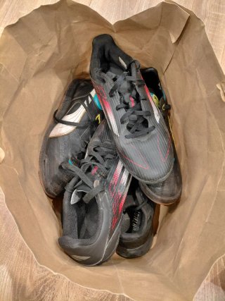 Zapatillas Adidas Negras y Rojas