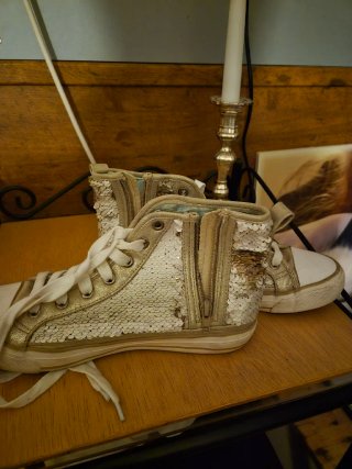 Zapatillas doradas y blancas con lentejuelas