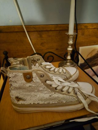 Zapatillas doradas y blancas con lentejuelas
