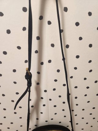 Bolso de ante, bandolera negro con detalles dorado
