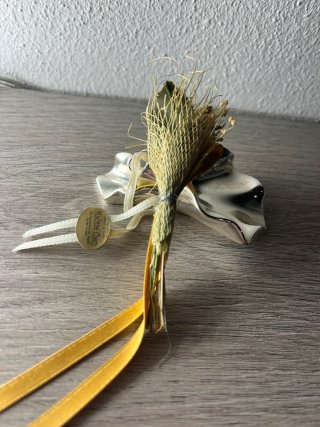 Bomboniera con fiori secchi e nastro
