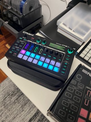 Roland MC-101 + Estuche SOCO + SD (Groovebox)