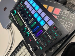 Roland MC-101 + Estuche SOCO + SD (Groovebox)
