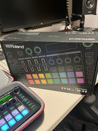 Roland MC-101 + Estuche SOCO + SD (Groovebox)