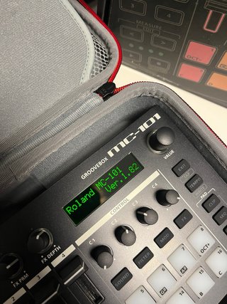 Roland MC-101 + Estuche SOCO + SD (Groovebox)