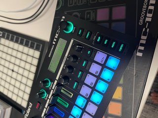 Roland MC-101 + Estuche SOCO + SD (Groovebox)