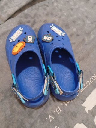 Zuecos niño azul tipo Crocs con adornos. Talla 34