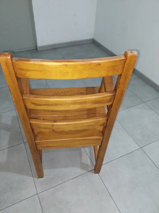 Silla de madera estilo colonial