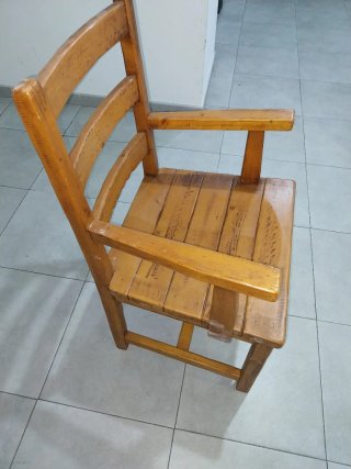 Silla de madera estilo colonial