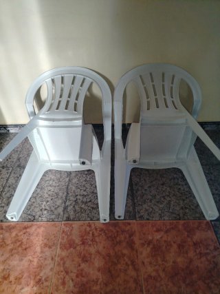 2 Sillas de Plástico Blancas