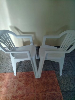 2 Sillas de Plástico Blancas