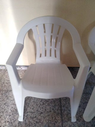 2 Sillas de Plástico Blancas