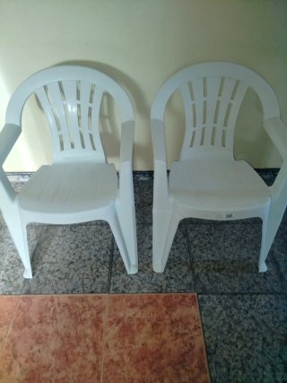 2 Sillas de Plástico Blancas