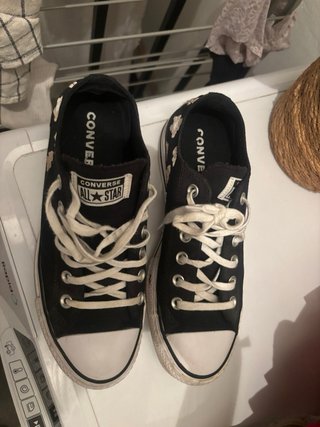 Converse negras con flores bordadas