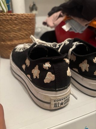 Converse negras con flores bordadas