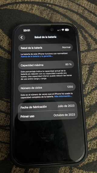 iPhone 15 con funda MagSafe