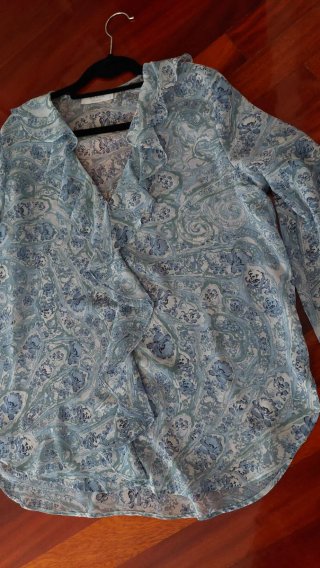 Blusa con volantes azul y multicolor