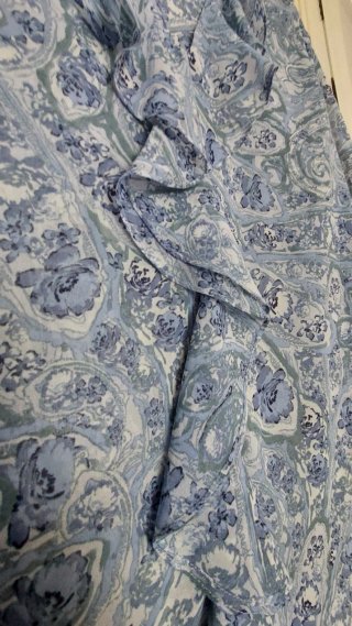 Blusa con volantes azul y multicolor