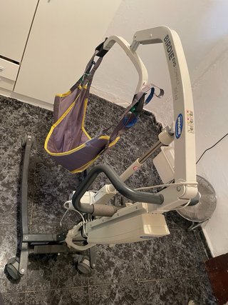 Grua levanta personas