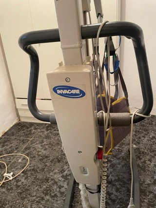 Grua levanta personas