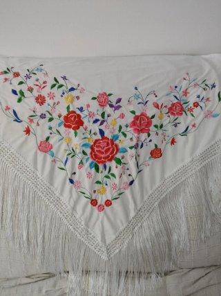 Mantón blanco   bordado blanco multicolor
