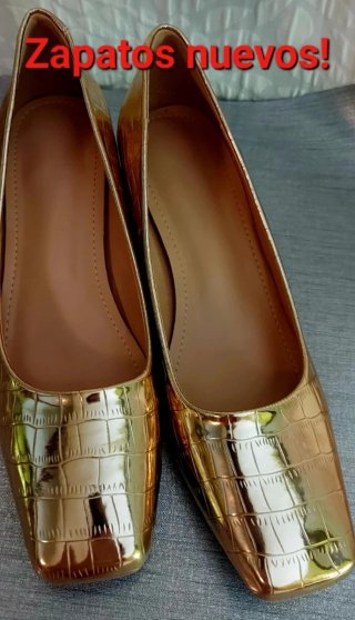 Zapatos dorados tacón bajo. 40.5