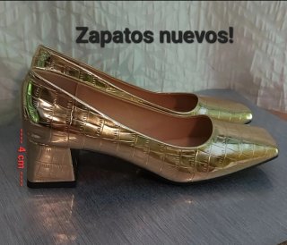Zapatos dorados tacón bajo. 40.5