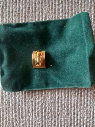 Set di gioielli dorati con ciondolo e orecchini con pietre verdi