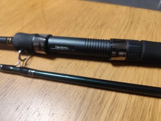 Caña de pescar Daiwa con carrete y funda