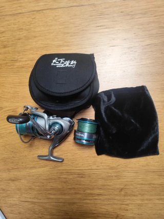 Caña de pescar Daiwa con carrete y funda