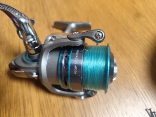 Caña de pescar Daiwa con carrete y funda