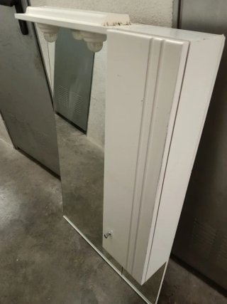 Mueble de baño con espejo y luz