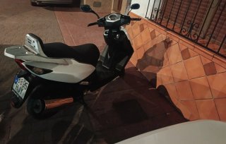 Moto Scooter Negra y Blanca