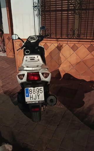 Moto Scooter Negra y Blanca