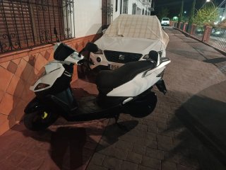 Moto Scooter Negra y Blanca