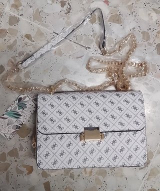 Bolso de mano blanco y dorado