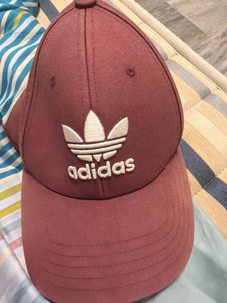 Gorra Adidas Burdeos y Blanca