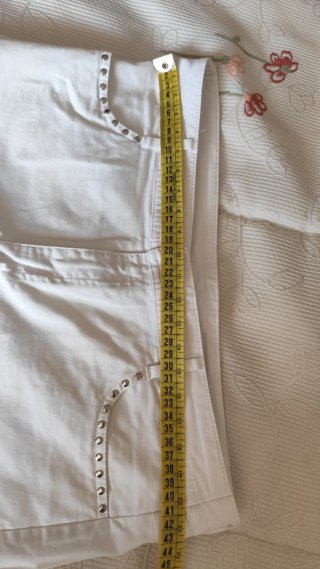 Pantalón corto blanco tachuelas