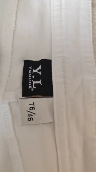 Pantalón corto blanco tachuelas